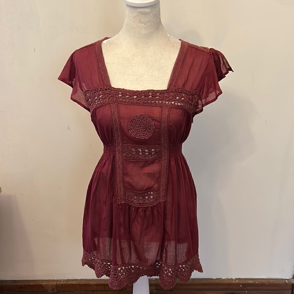 matty m burgundy cotton crocheted split cap sleeve blouse Size S